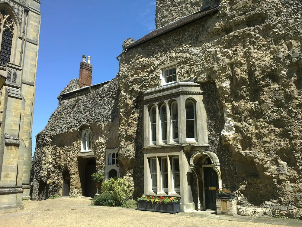 Foto von Nummern 1, 1a, 2 und 3 West Front und Sampsons Tower - Historic England / Lucy  Parry