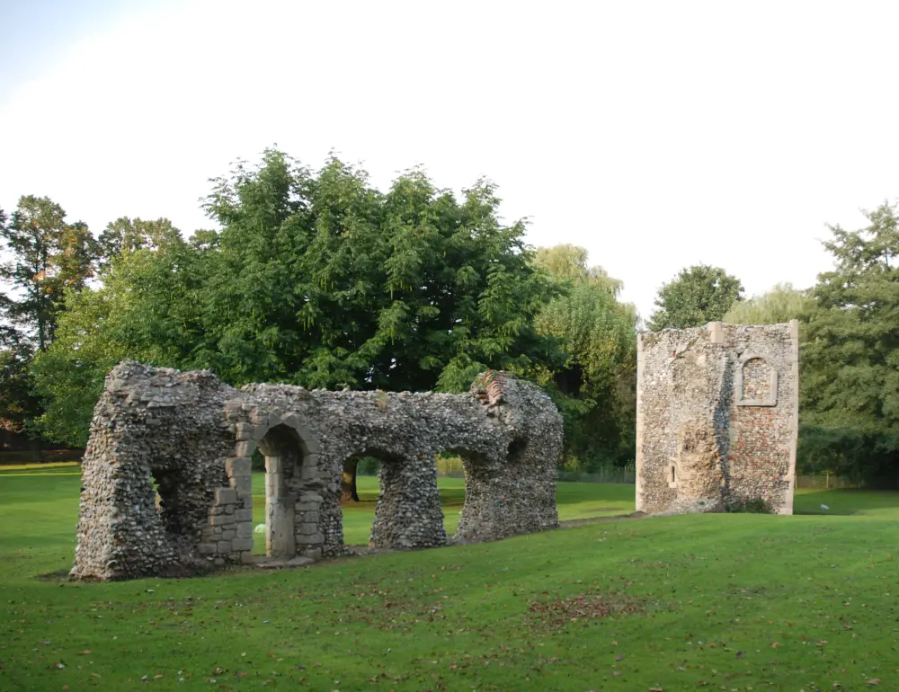 Foto von Ruinen von Abbey -Taubkleidung und Teil der Mauer - Historic England / Brian Mawdsley