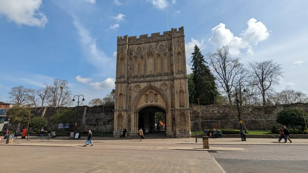 Foto von Abbey Gate und Gatehouse - Historic England / Sandy Gerrard