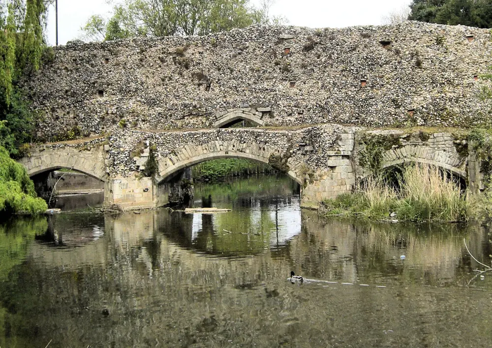 Foto von Abbotsbrücke und angrenzende Wall der Ostbezirk - Historic England / Brian Mawdsley