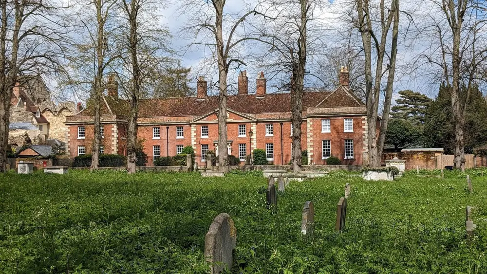 Photo de Provosts House et numéro 4 du cimetière (Clopton Cottage) - Historic England