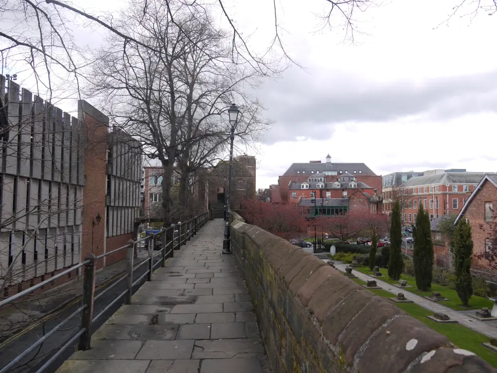 Foto von Teil der Stadtmauer vom Newgate zum Barnabys Tower - Historic England / David Lovell