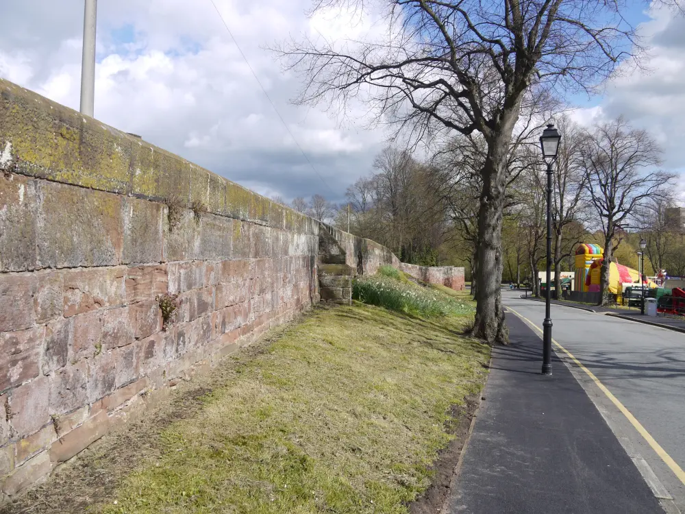 Foto von Teil der Stadtmauer von der County Hall (nicht integriert) zur Grosvenor Road - Historic England / David Lovell