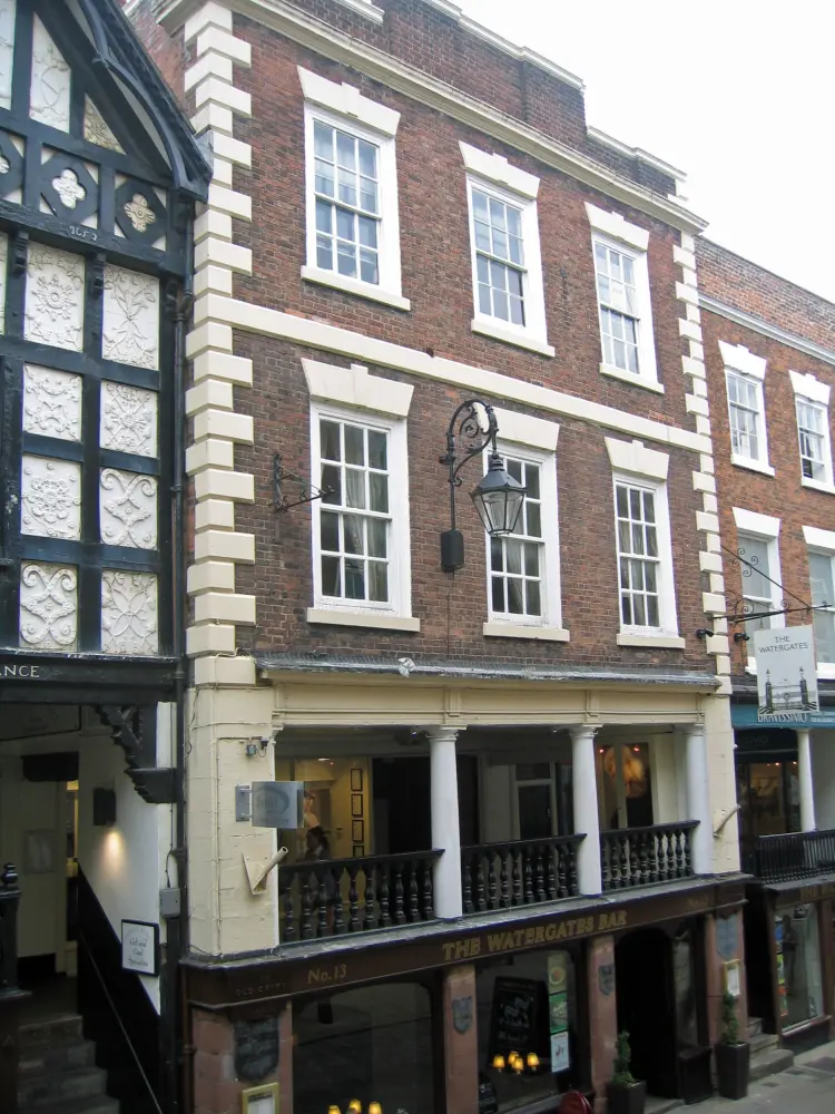 Foto von Nummer 11 Straße
Zahlen 15 und 15a Reihen die alte Krypta - Historic England