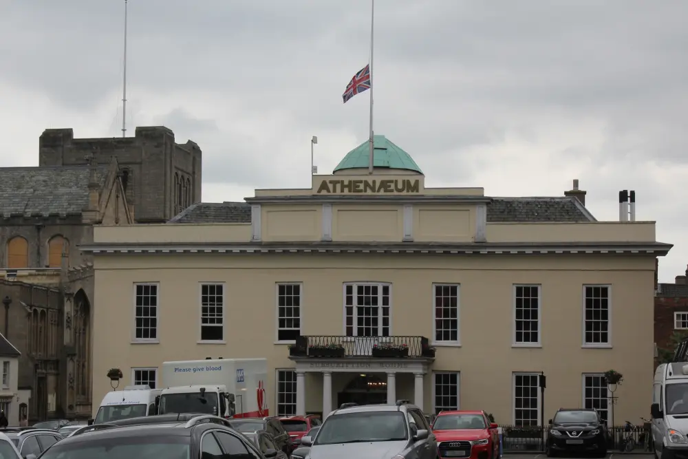 Foto von Athenaeum und angeschlossene Geländer - Historic England / Steve Turner