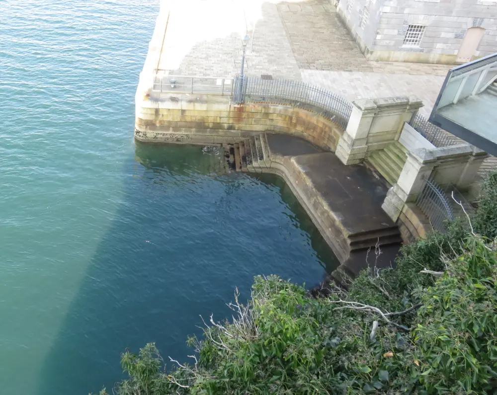 Foto von Clarence Steps, South West Quay Wall und 2 Pollards, Royal William Opfer Hof - Historic England / Ernie Stanton