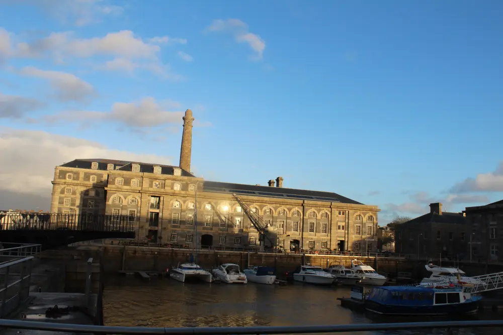 Foto von Dock -Beckenmauern und 6 Assoziiertes Hollkarten, Royal William Opfer Yard - Historic England
