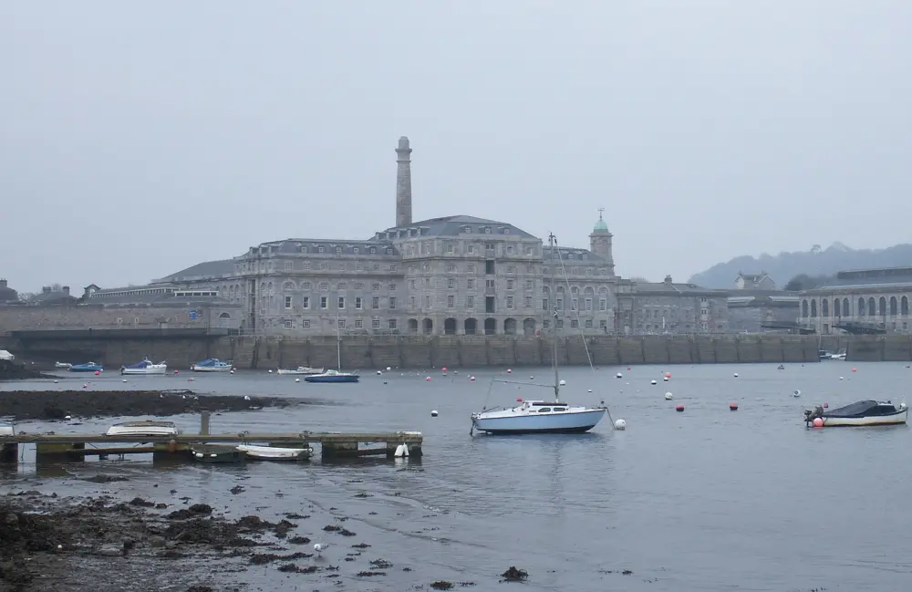 Foto von North East Quay Mauer und 2 Bollards Royal William Opfer Yard - Historic England
