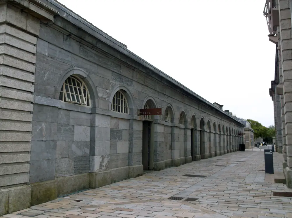 Foto von Slaughterhouse und angeschlossener Hofwand, Royal William Victualling Yard - Historic England