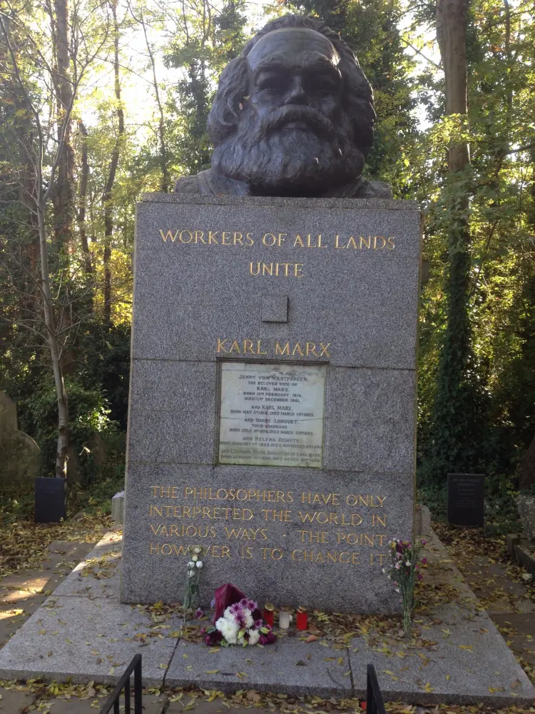 Foto von Grab von Karl Marx und Familie auf dem Friedhof von Highgate (Ost) - Historic England / David Lovell