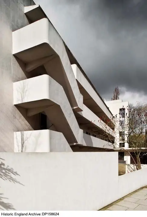Foto von Zahlen I, 1A, 1B, 1C und 1D und 2-32 Isokon Flats - Historic England / Historic England Archive