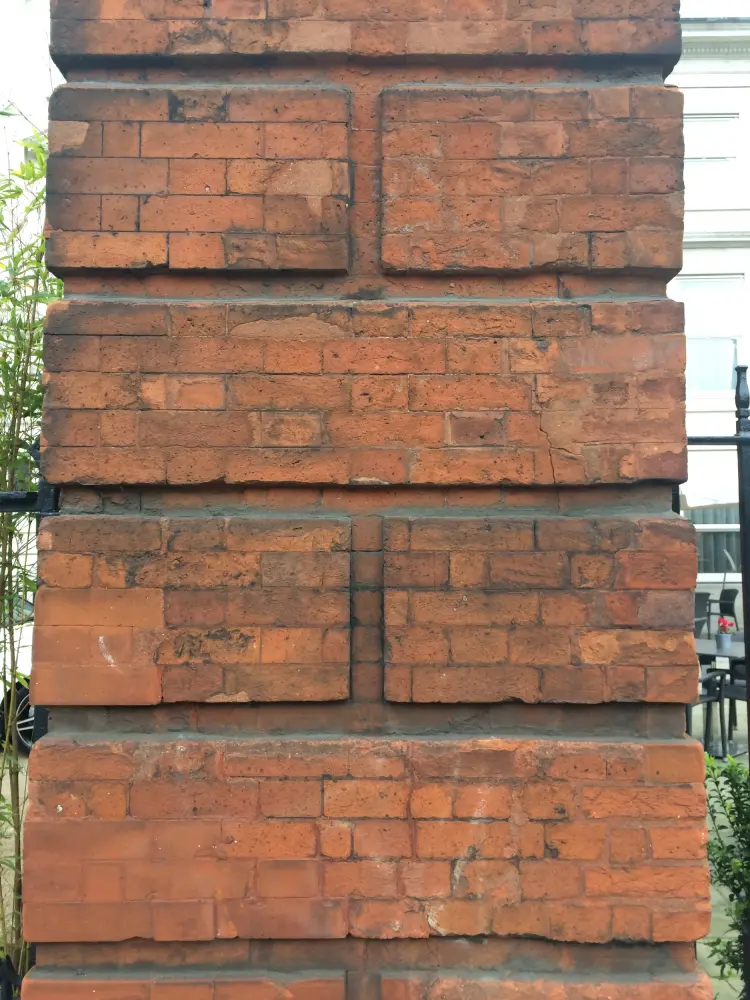 Foto von Lindsey House und angeschlossene Geländer, Pfeiler und Lampenklammern - Historic England