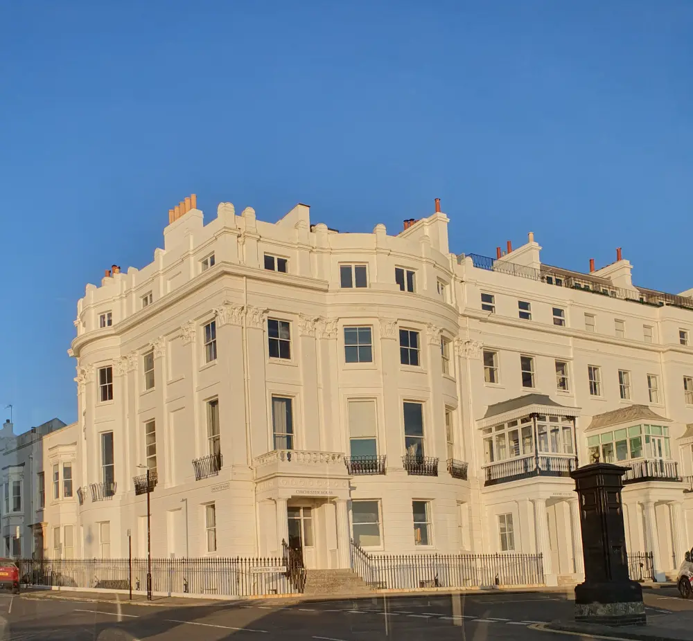 Photo de Nombres 1-14 et Chichester House et garde-corps attachés - Historic England