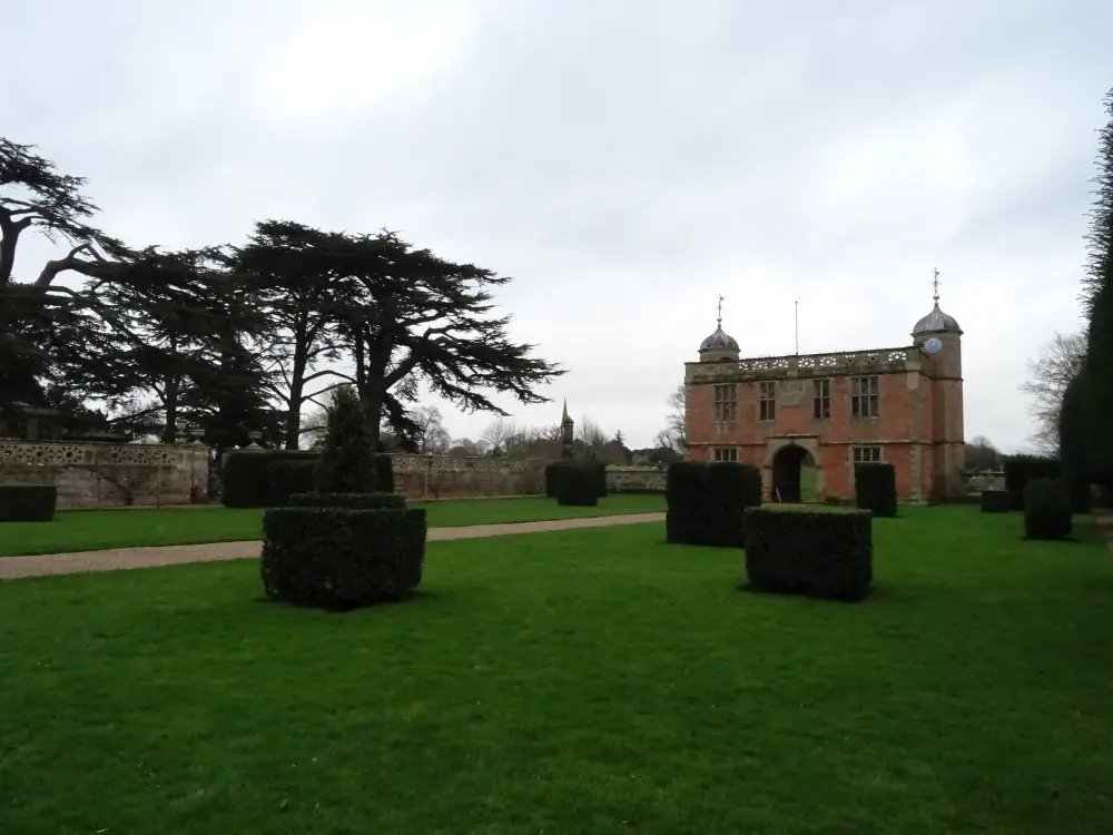 Foto von Gatehouse zum Charlecote Park - Historic England