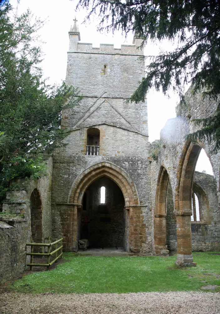 Foto von Ehemalige Kirche der Heiligen Dreifaltigkeit ungefähr 70 Meter östlich des Ettington Park Hotel - Historic England / Graham Martin