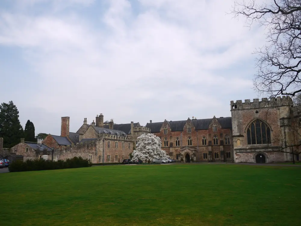 Foto von Der Bischofspalast und das Haus des Bischofs - Historic England / David Lovell