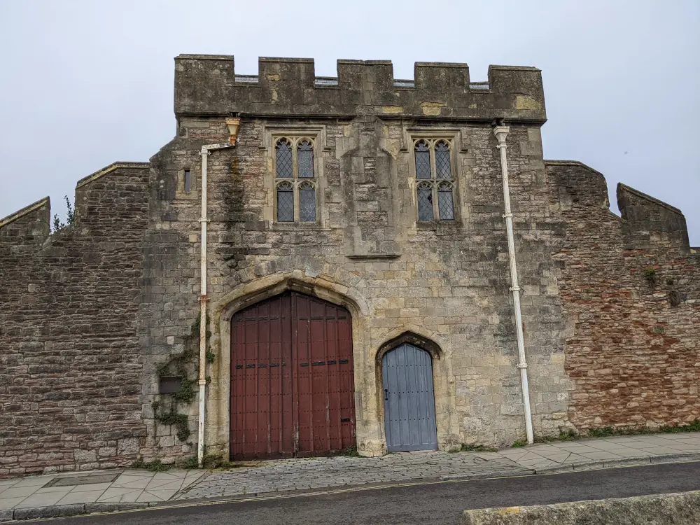 Foto de Gatehouse y South Boundary Wall hasta el antiguo decanerio - Historic England