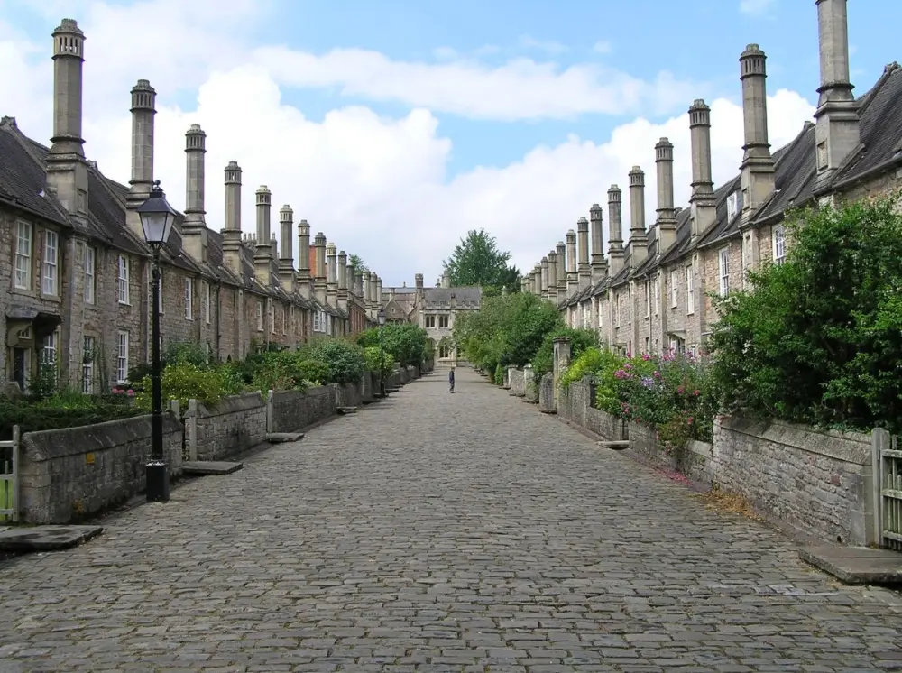 Foto de 14-27, cierre de los vicarios - Historic England / Paul Adams