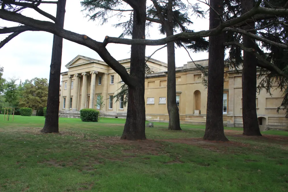 Foto de Thirlestaine House (Cheltenham College) con barandas adjuntas y 2 postes de lámparas - Historic England / David Lovell