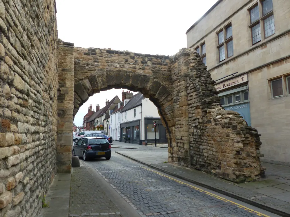 Foto de Número 52 y Newport Arch contiguo - Historic England / David Dunford