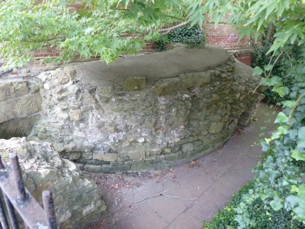Foto de Base del bastión de la puerta norte unida al número 50 (número 50 no incluido) - Historic England