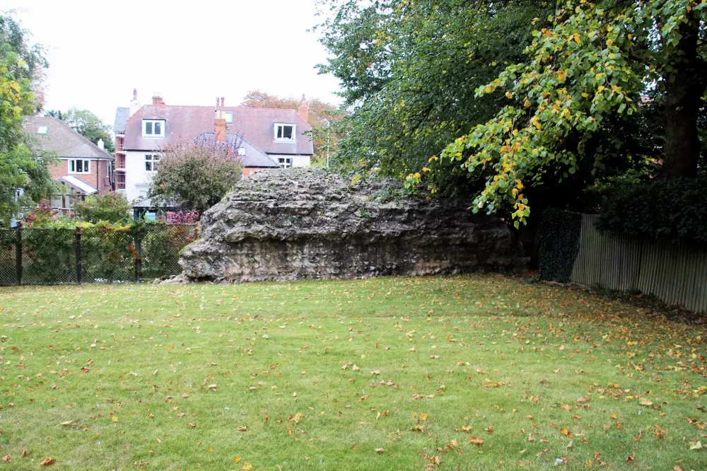 Foto de Sección de Muro Romano - Historic England