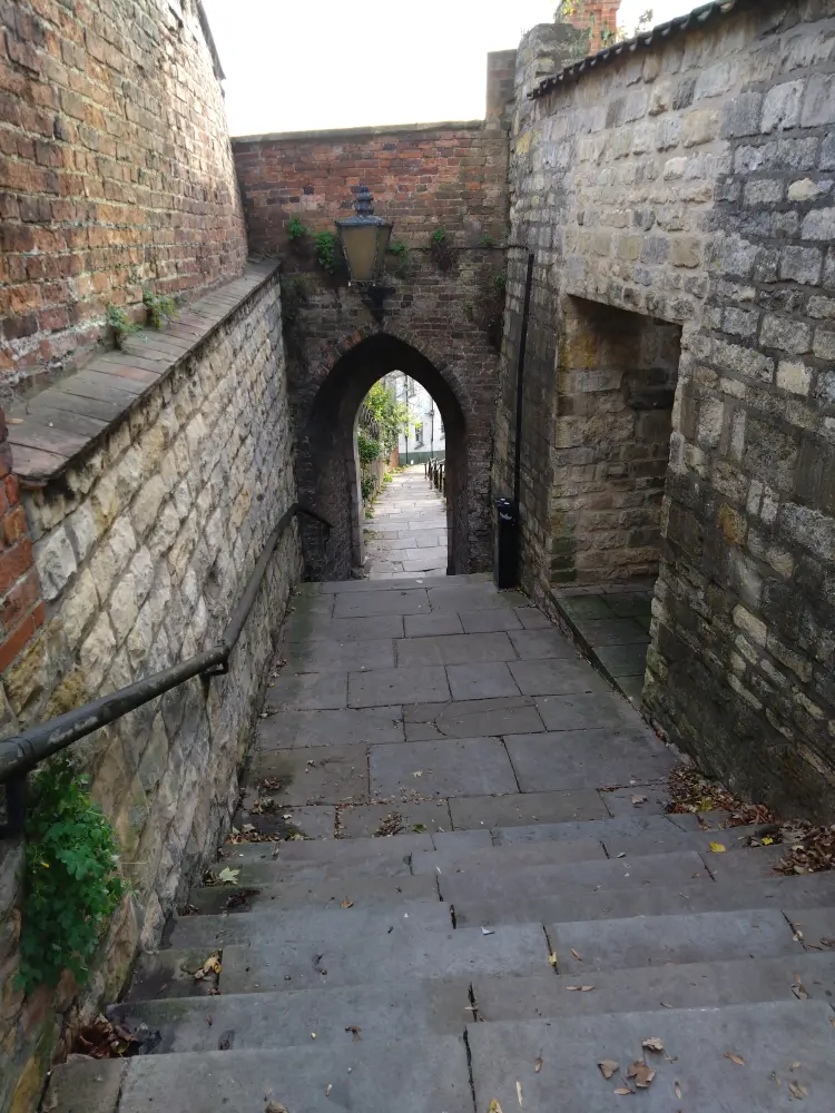 Foto de Pasos y arco de Greestone con una pared cercana contigua al oeste - Historic England / Mark Robinson