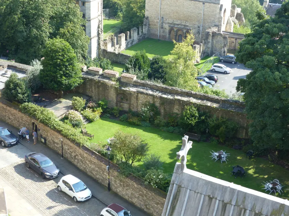 Foto de Cerrar muro entre el número 16A Minster Yard y el decanerio - Historic England / David Dunford