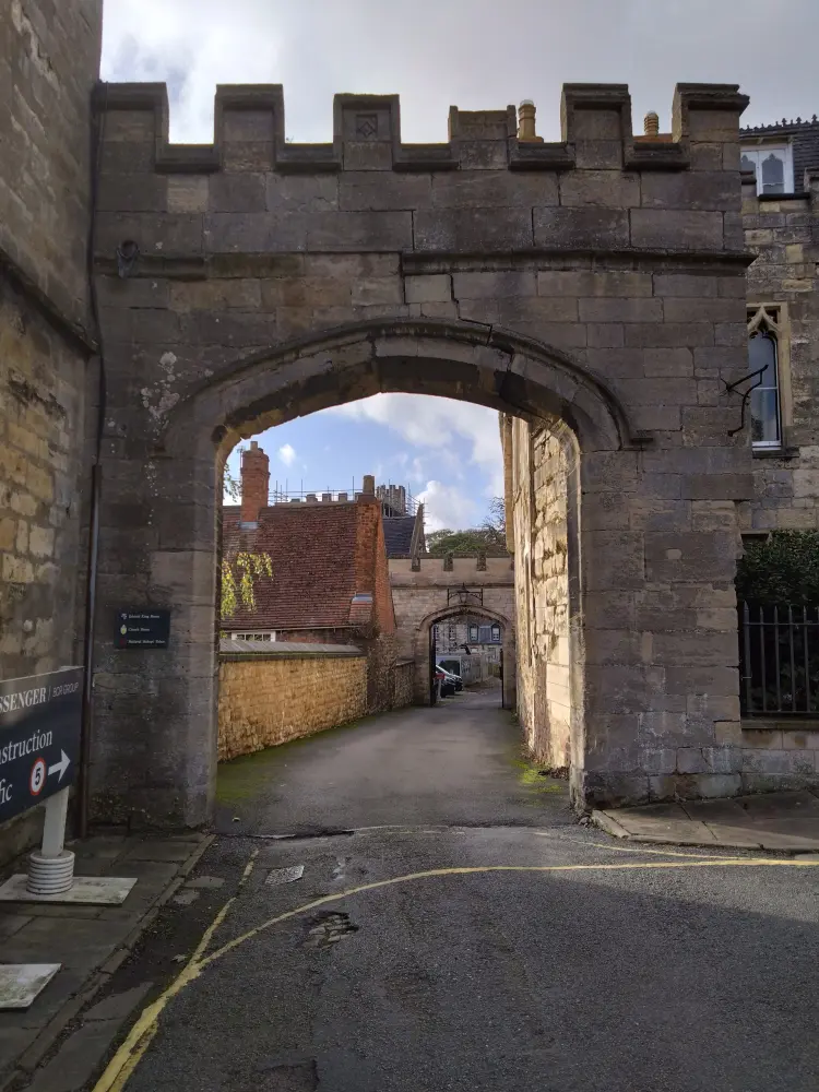 Foto de Palacio externo este de la puerta de entrada al palacio de los obispos - Historic England
