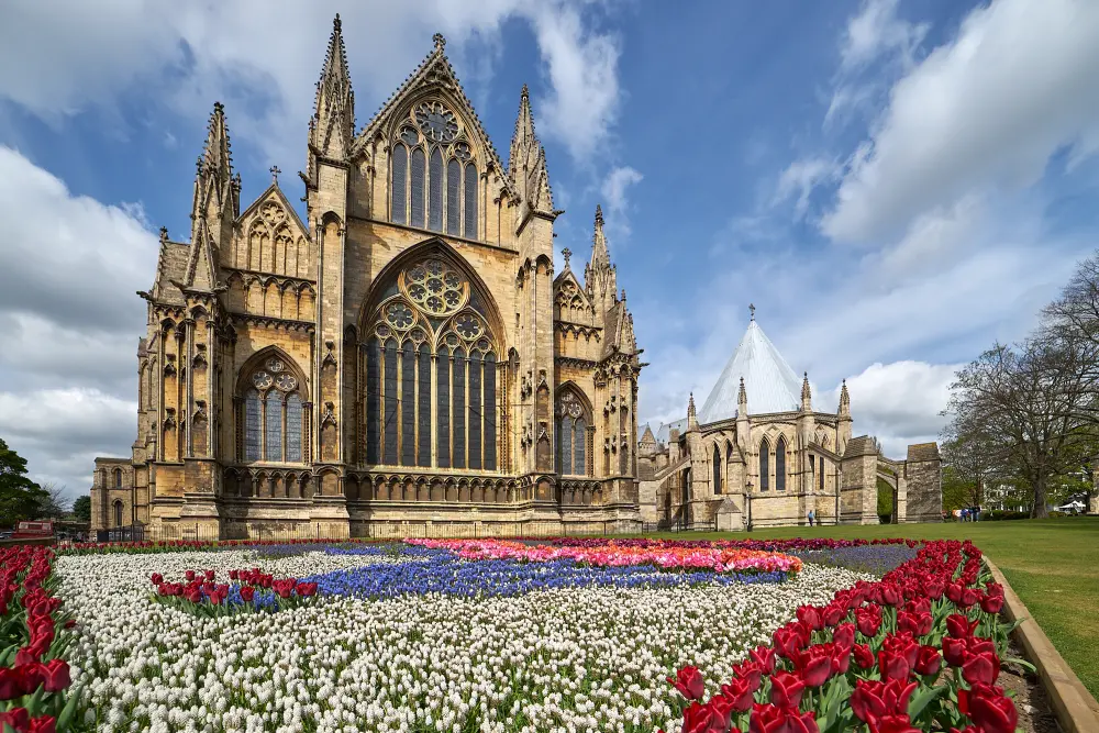 Foto de Iglesia de la Catedral de Santa María y Clainters y Capítulo Casa y Bibliotecas - Historic England / Simon Andrews