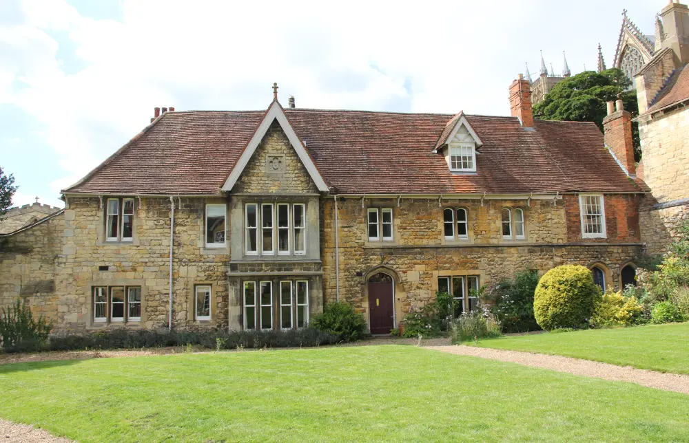Foto von Vicars Court und angeschlossene Mauer nach Süden - Historic England