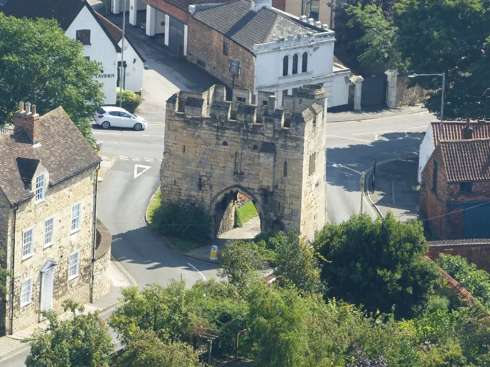 Foto von Pottergate Arch - Historic England / David Dunford