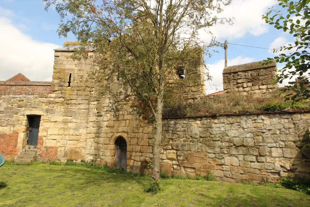 Foto von Turm und Abschnitte der engen Wandgrenze des Pottergate -Grundstücks Nummer 5 - Historic England / Richard Croft