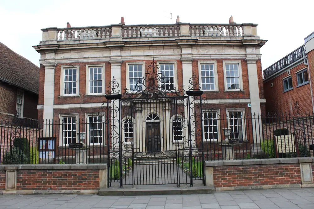 Foto von Fydell House und Wand und Geländer und 2 Urnen - Historic England / David Lovell