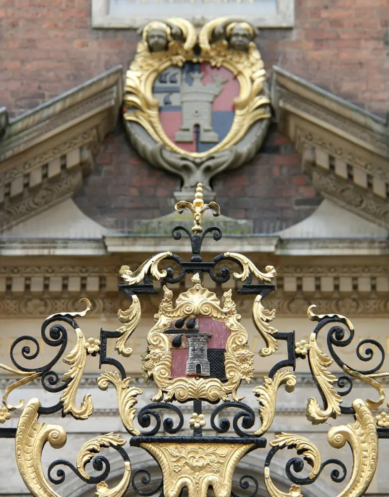 Photo de Gates et balustrades en fer forgé à Forecourt à Guildhall - Historic England
