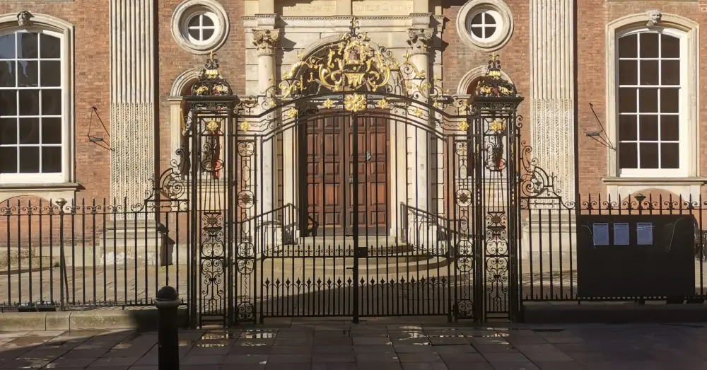 Photo de Gates et balustrades en fer forgé à Forecourt à Guildhall - Historic England