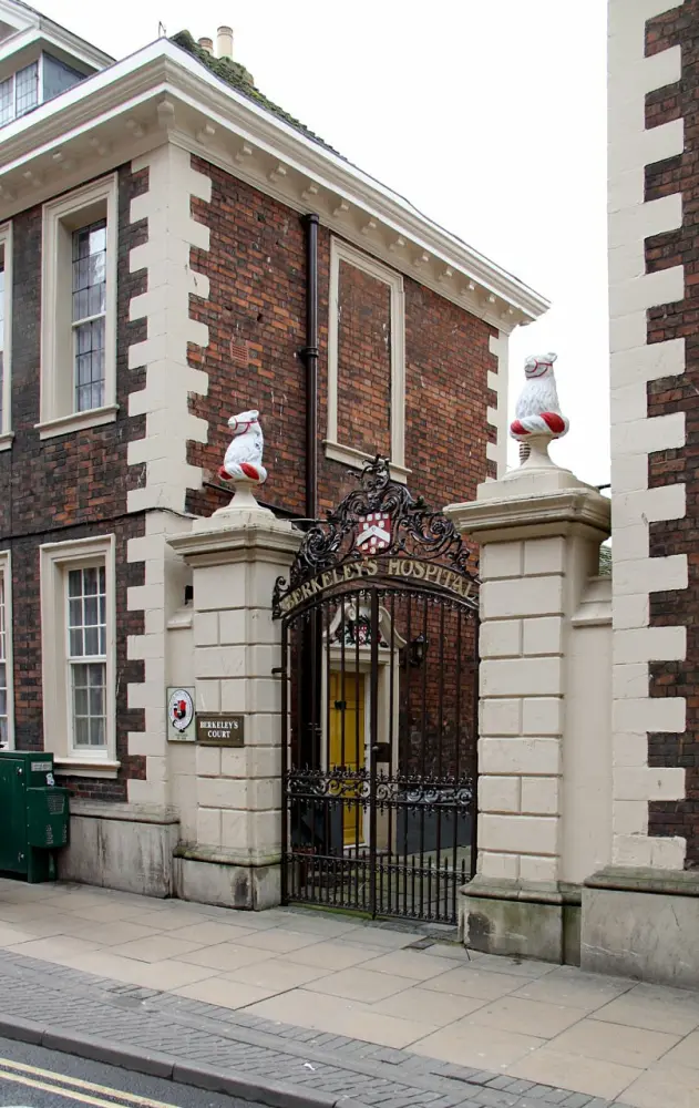 Photo de Hôpital de Berkeley: hospices avec gatelodges, piles et portes - Historic England