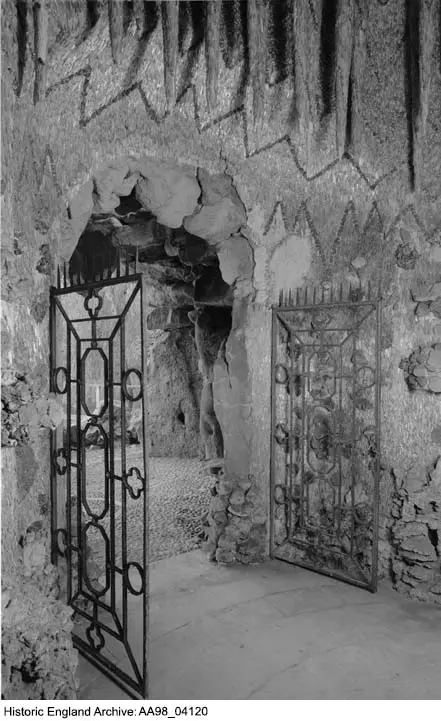 Photo de Grotte dans le parc d'Ascot Place, au sud de la maison à l'extrémité ouest du lac - Historic England