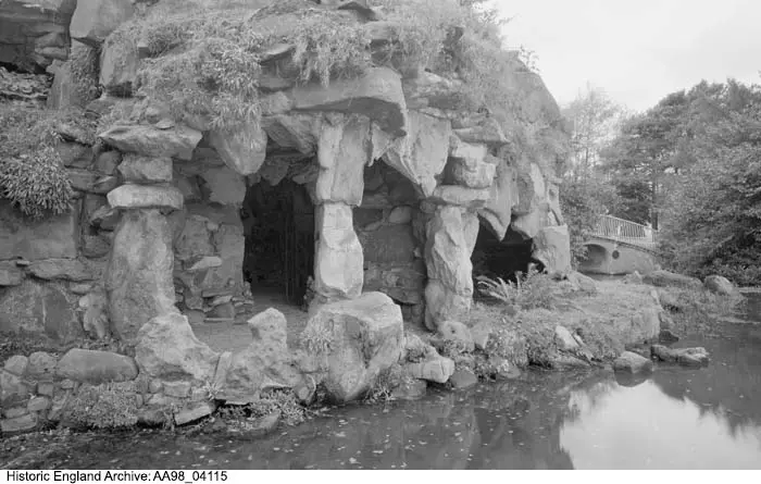 Photo de Grotte dans le parc d'Ascot Place, au sud de la maison à l'extrémité ouest du lac - Historic England