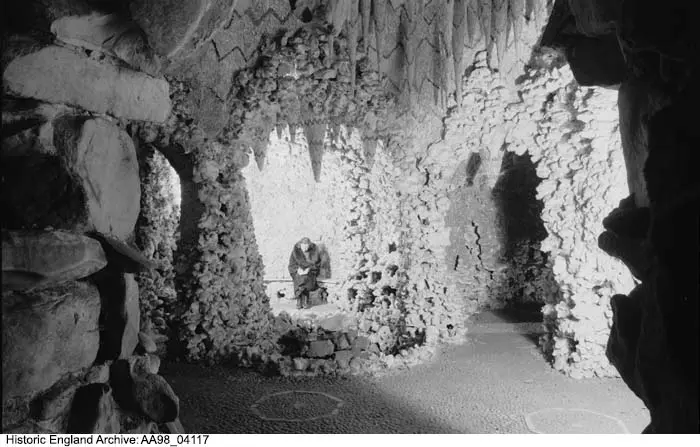 Photo de Grotte dans le parc d'Ascot Place, au sud de la maison à l'extrémité ouest du lac - Historic England