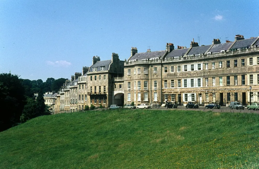 Photo de NOS 1-20 (CONSEC) et balustrades et renversements attachés - Historic England