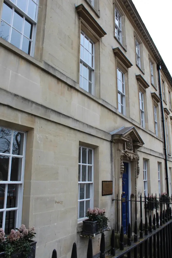 Foto von Nr. 2 mit Geländern - Historic England
