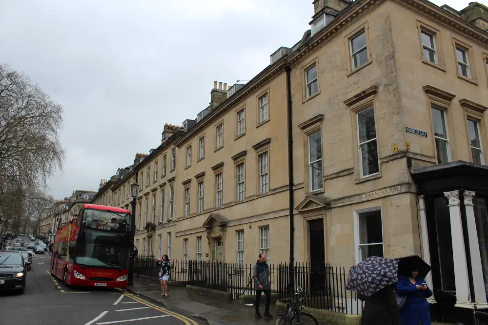 Foto von Nr. 4 ('Alfred Hopkins House') mit Geländern - Historic England / David Lovell
