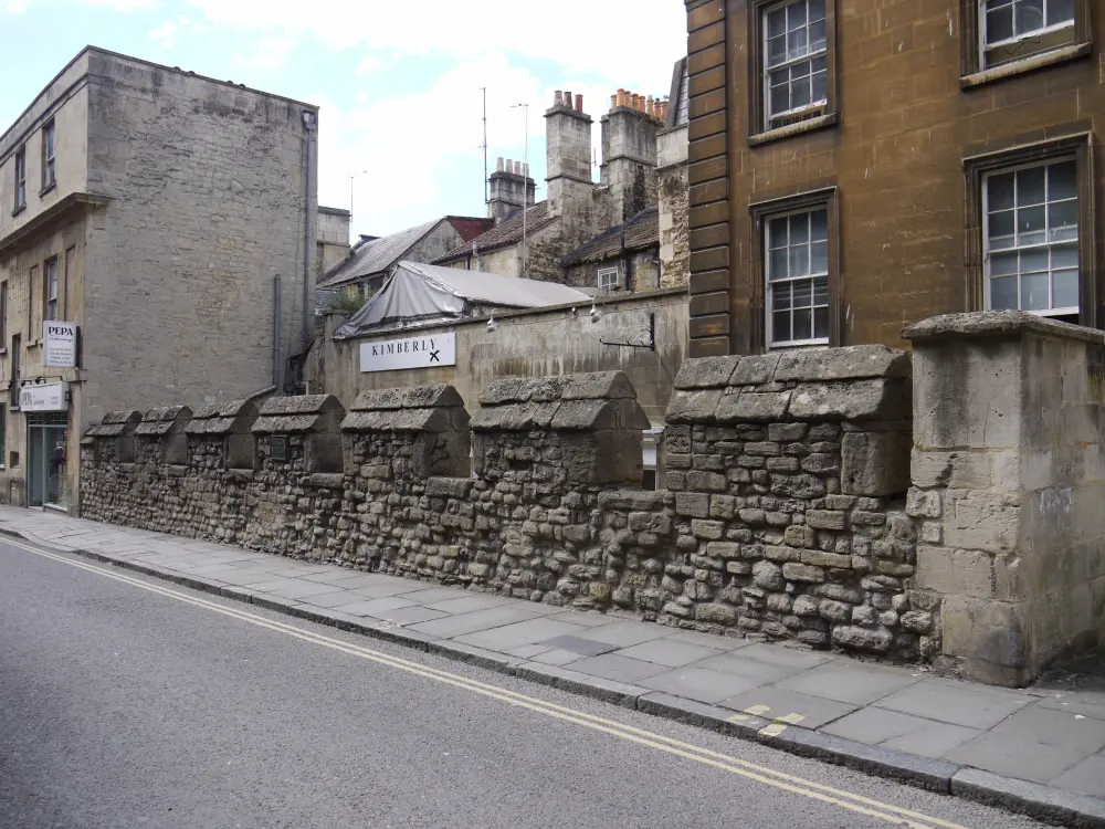 Foto de Muro de la ciudad medieval, con cementerio - Historic England / David Lovell