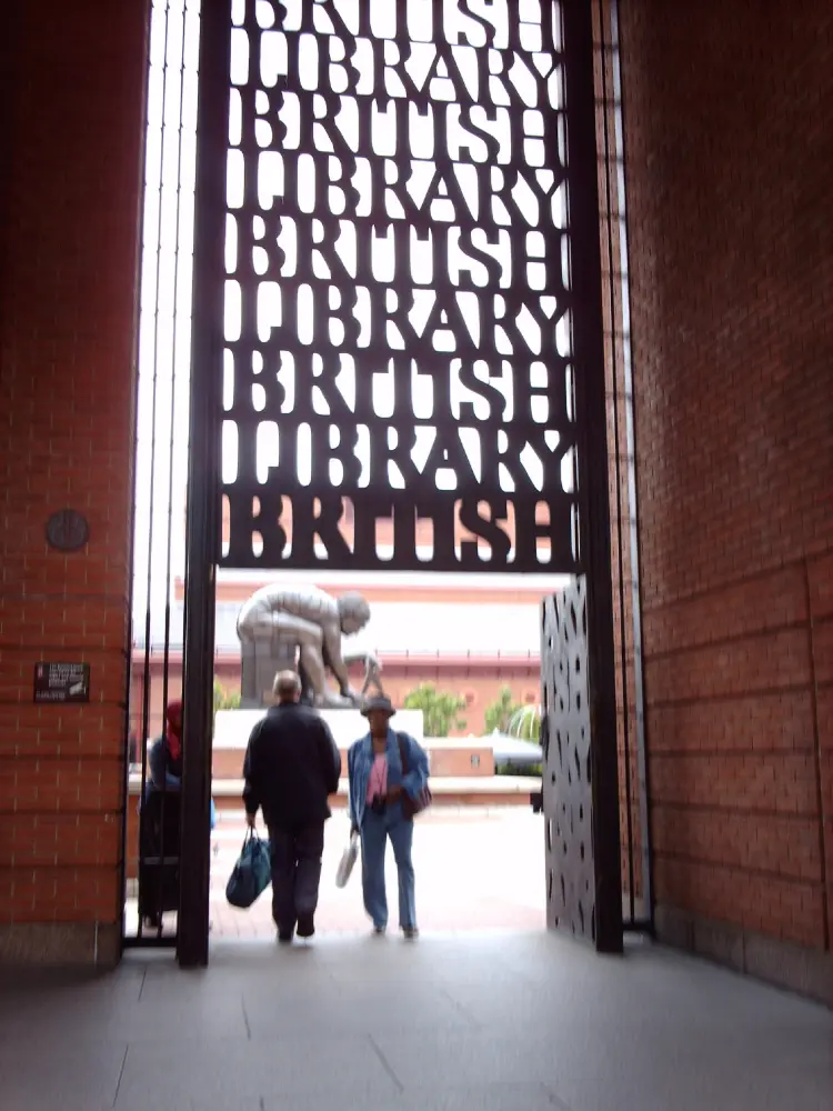 Foto de La Biblioteca Británica, Piazza, la pared de límites y las barandas de Ossulston Street, Euston Road y Midland Road - Historic England / David Lovell