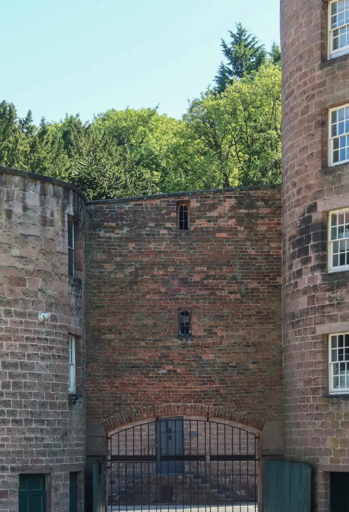 Photo de Bâtiments 14, 15, 16 et la liaison du pont à Cromford Mill - Historic England